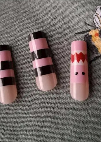 Pembe Siyah Çizgili Takma Tirnak - Görsel 3