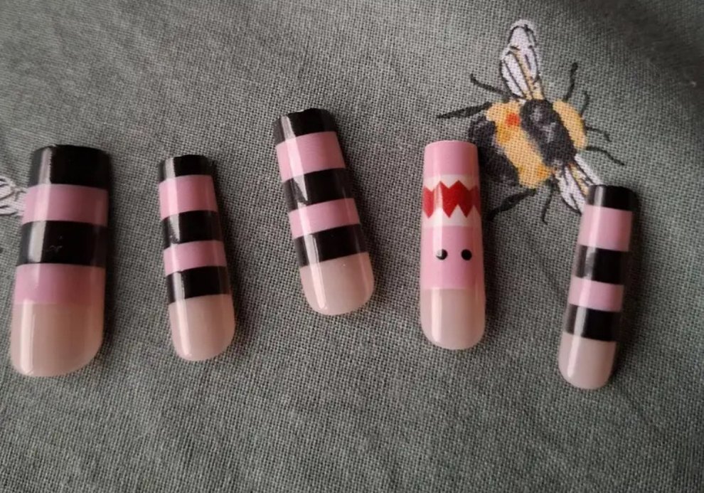 Pembe Siyah Çizgili Takma Tirnak - Görsel 3