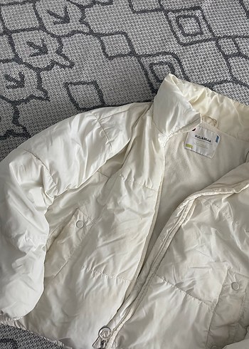 Pull and Bear Beyaz Fermuarlı Kadın Kışlık Mont