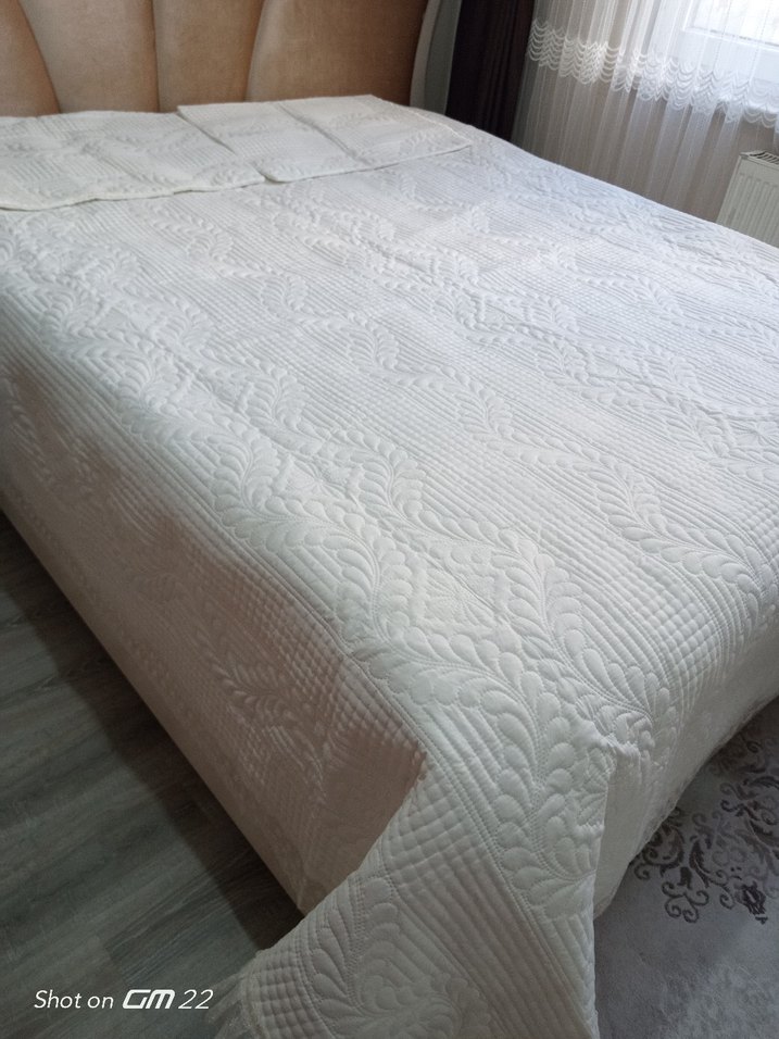 Nakışlı Beyaz Gri Yatak Örtüsü - Görsel 3