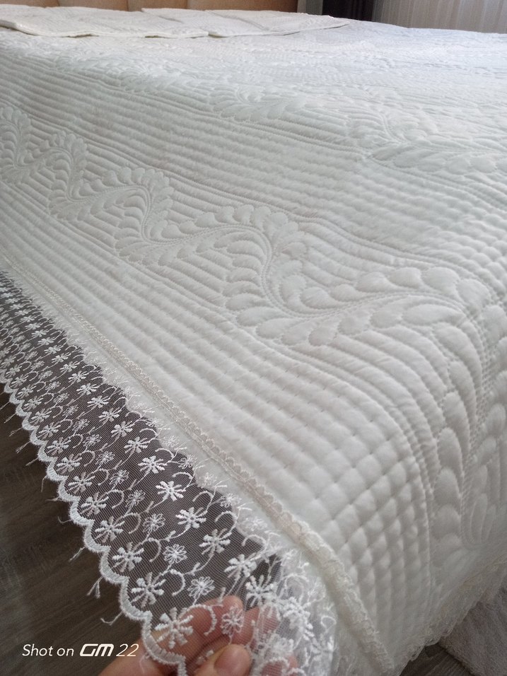 Nakışlı Beyaz Gri Yatak Örtüsü - Görsel 2