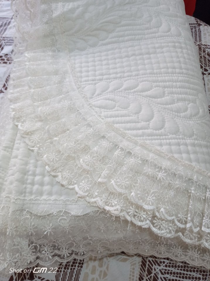 Nakışlı Beyaz Gri Yatak Örtüsü - Görsel 4