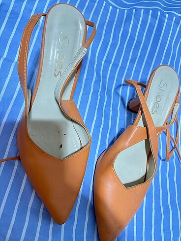 Turuncu bağcıklı stiletto