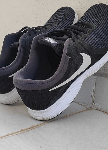 Nike Revolution 4 