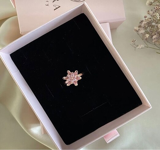 Lotus çiçeği yüzük