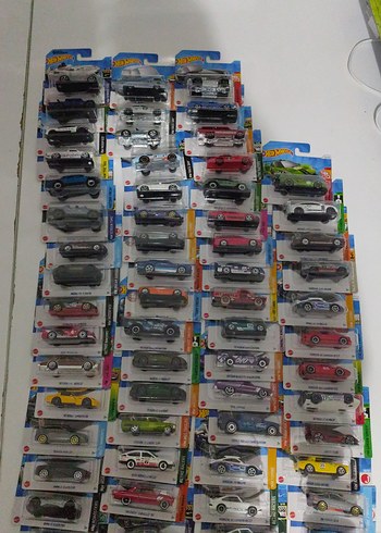 Çeşitli Renklerde Hot Wheels Oyuncak Arabalar