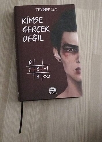 Kimse gerçek değil 