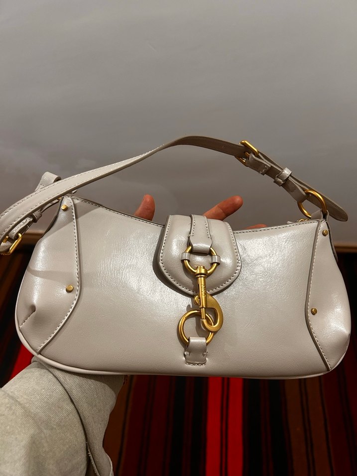 MANGO Gri Deri Karabina Detaylı Omuz Çantası - Görsel 3