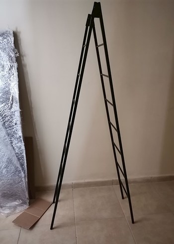 Diğer Dört Katlı Kitaplık