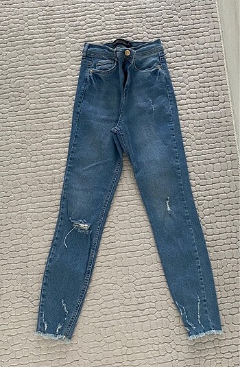 Yırtık yüksek bel kot pantolon
