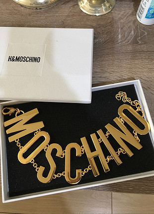 H&M moschino koleksiyon kolyedir