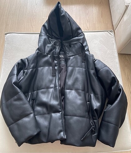 Zara Zara Kapüşonlu deri puffer mont