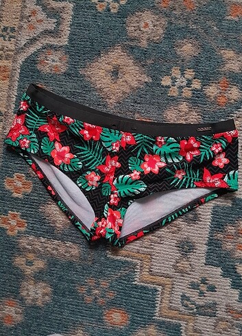 Protest bikini altı