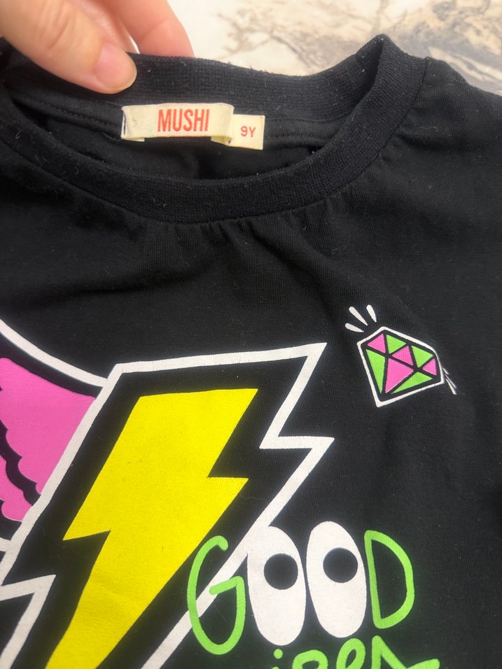 Siyah uzun kollu rengarenk baskılı tişört 9 yaş - Görsel 4