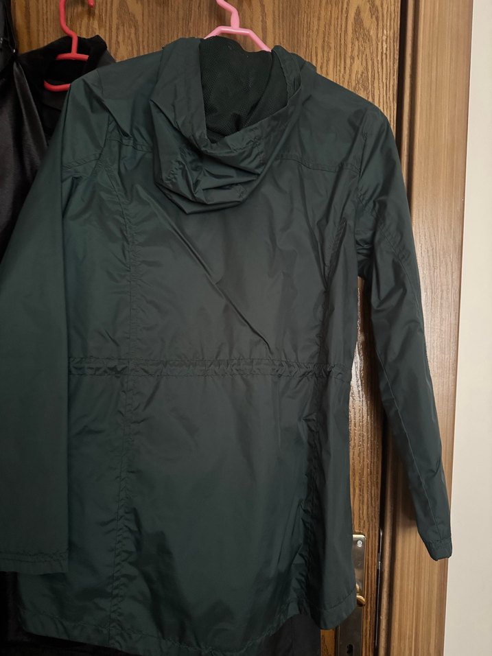 Kadın Yeşil Kapüşonlu Yağmurluk - Görsel 3