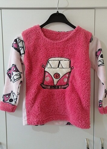 Kız çocuk pijama takımı.