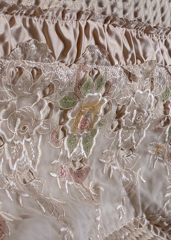 Nakışlı Pastel Renkli Beyaz Yatak Örtüsü - Görsel 3