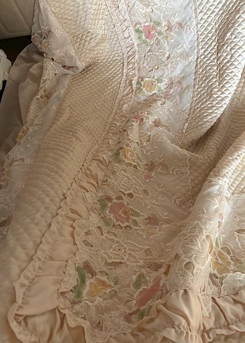 Nakışlı Pastel Renkli Beyaz Yatak Örtüsü - Görsel 2