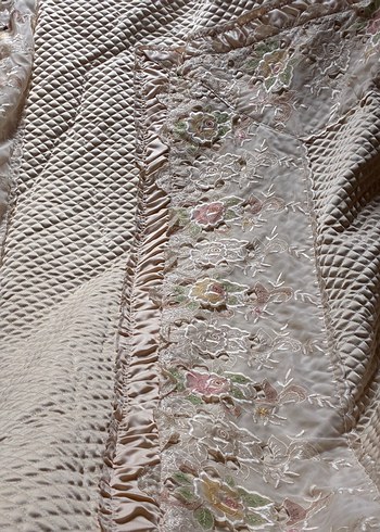 Nakışlı Pastel Renkli Beyaz Yatak Örtüsü - Görsel 4