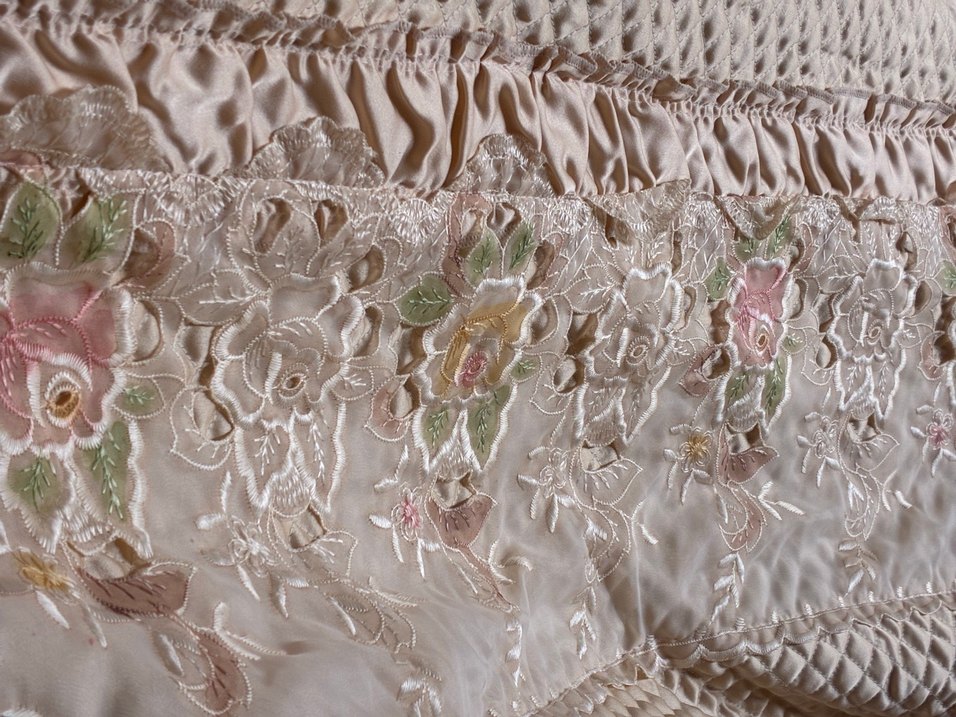 Nakışlı Pastel Renkli Beyaz Yatak Örtüsü - Görsel 3