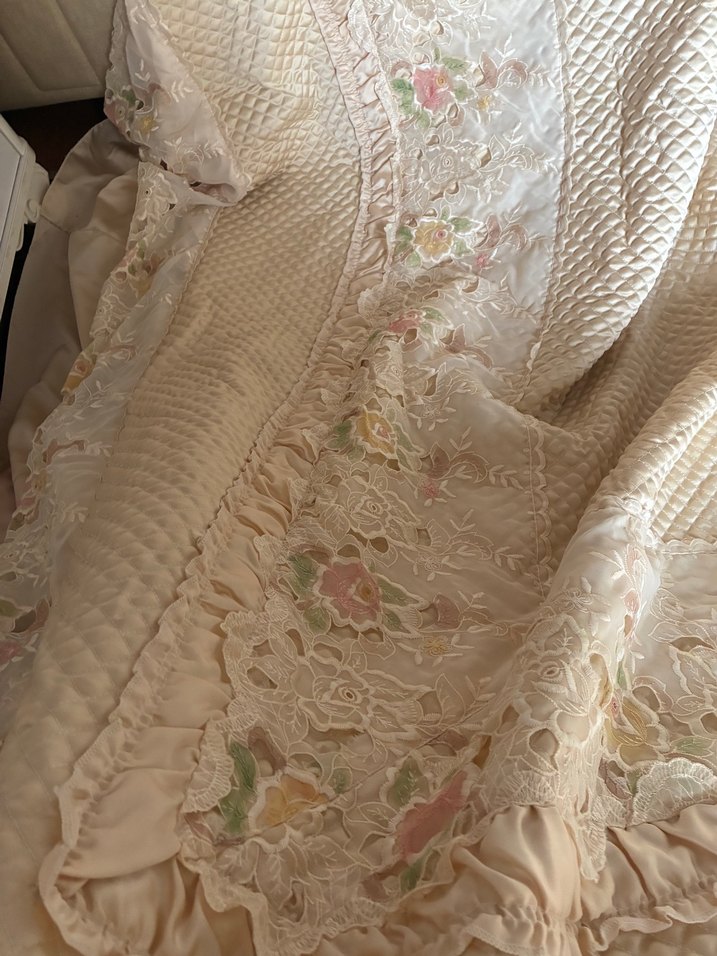 Nakışlı Pastel Renkli Beyaz Yatak Örtüsü - Görsel 2