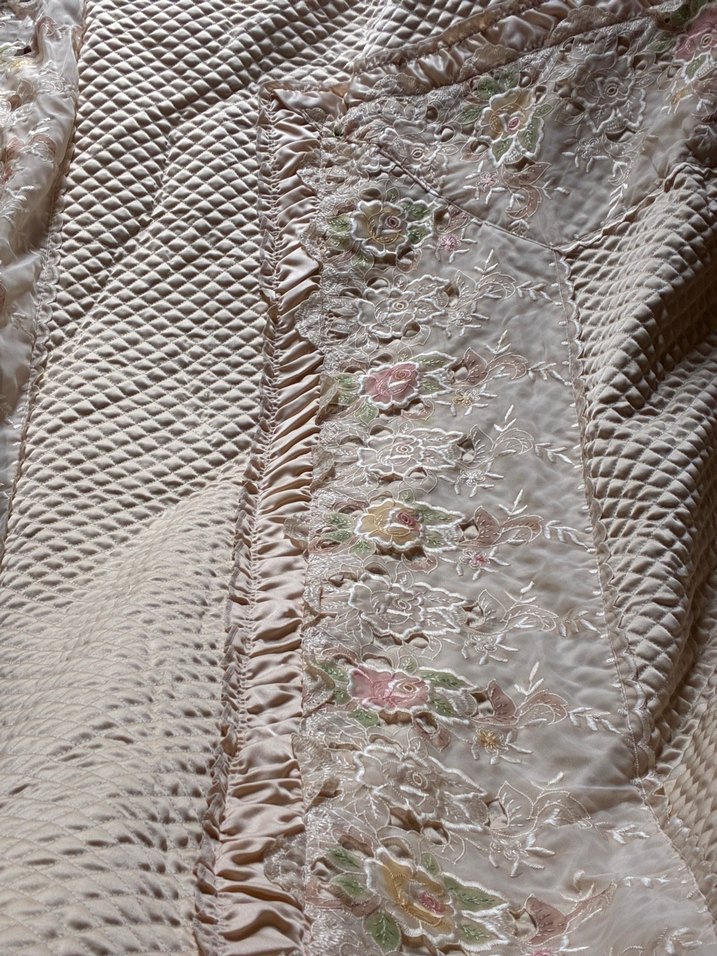 Nakışlı Pastel Renkli Beyaz Yatak Örtüsü - Görsel 4
