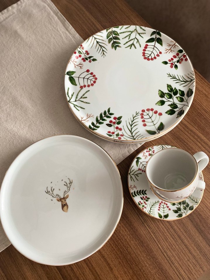 Beyaz Desenli Porselen Tabak ve Fincan Seti - Görsel 2