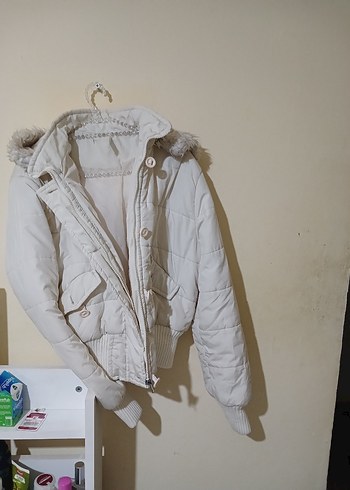 Beyaz Kapüşonlu Kürklü Kadın Kışlık Mont - Görsel 4
