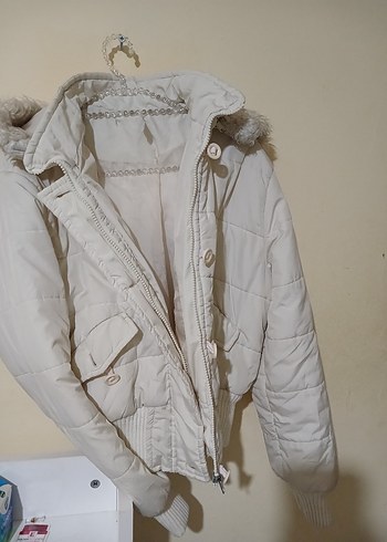 Beyaz Kapüşonlu Kürklü Kadın Kışlık Mont - Görsel 3