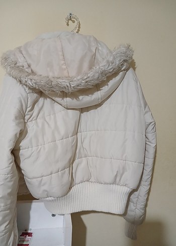 Beyaz Kapüşonlu Kürklü Kadın Kışlık Mont - Görsel 2