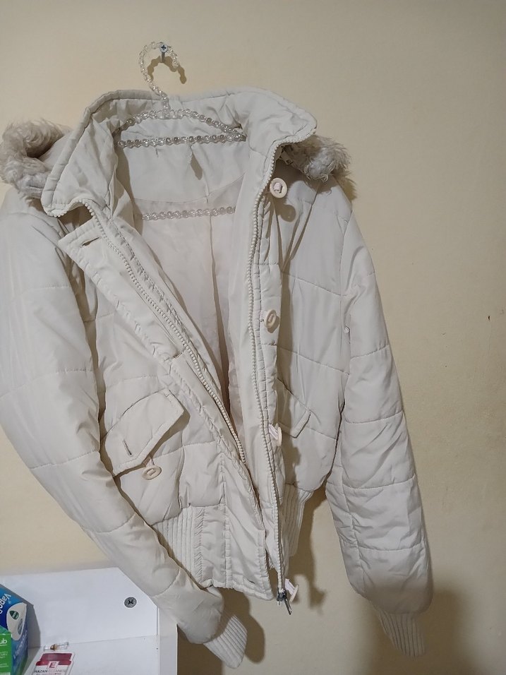 Beyaz Kapüşonlu Kürklü Kadın Kışlık Mont - Görsel 3