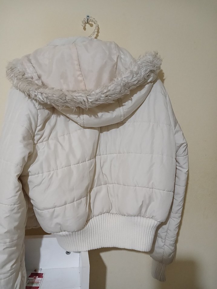 Beyaz Kapüşonlu Kürklü Kadın Kışlık Mont - Görsel 2
