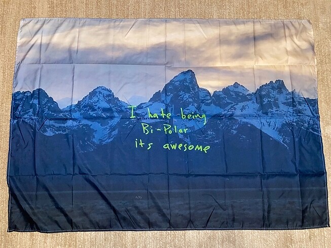 Kanye west ye duvar halısı y2k