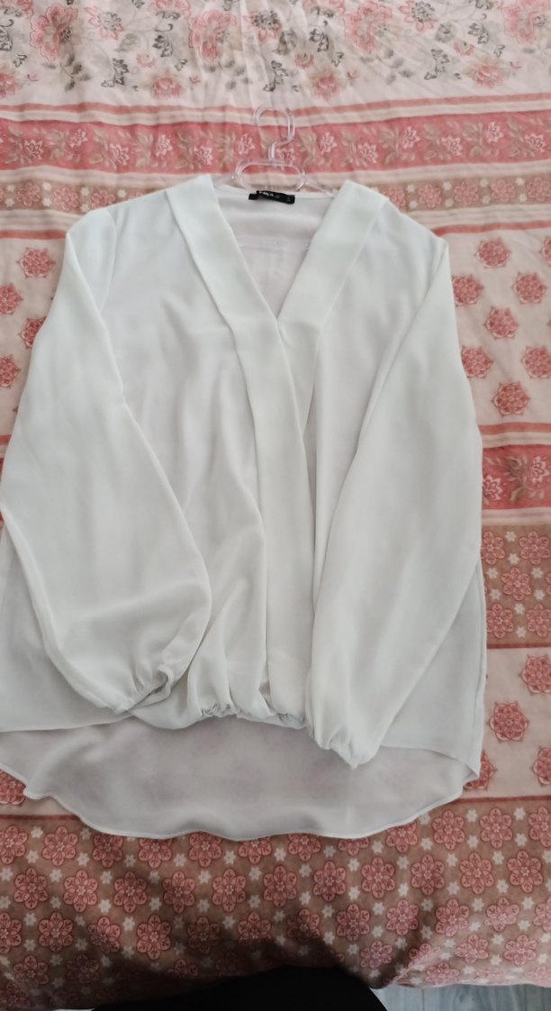 V Yaka Beyaz Salaş Kadın Gömlek - Görsel 2