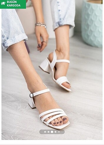 Beyaz topuklu sandalet 