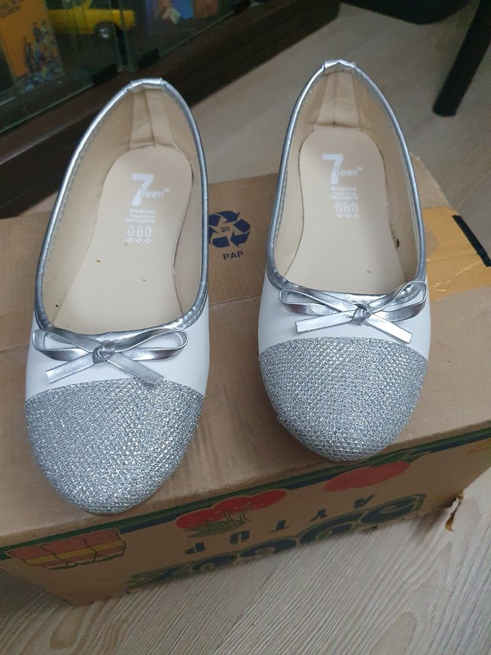 Gri Parlak Uçlu Beyaz Fiyonklu Babet - Görsel 2