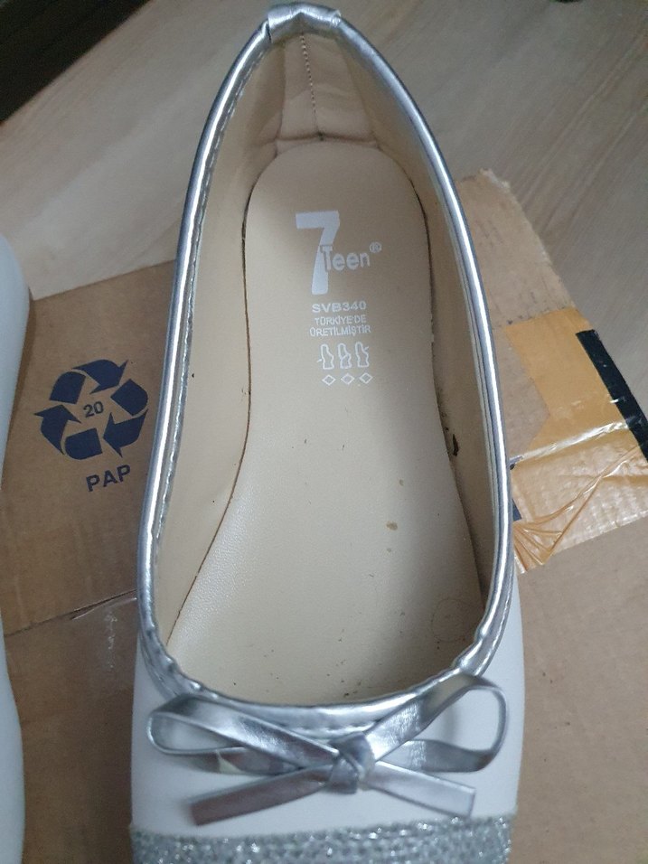 Gri Parlak Uçlu Beyaz Fiyonklu Babet - Görsel 3