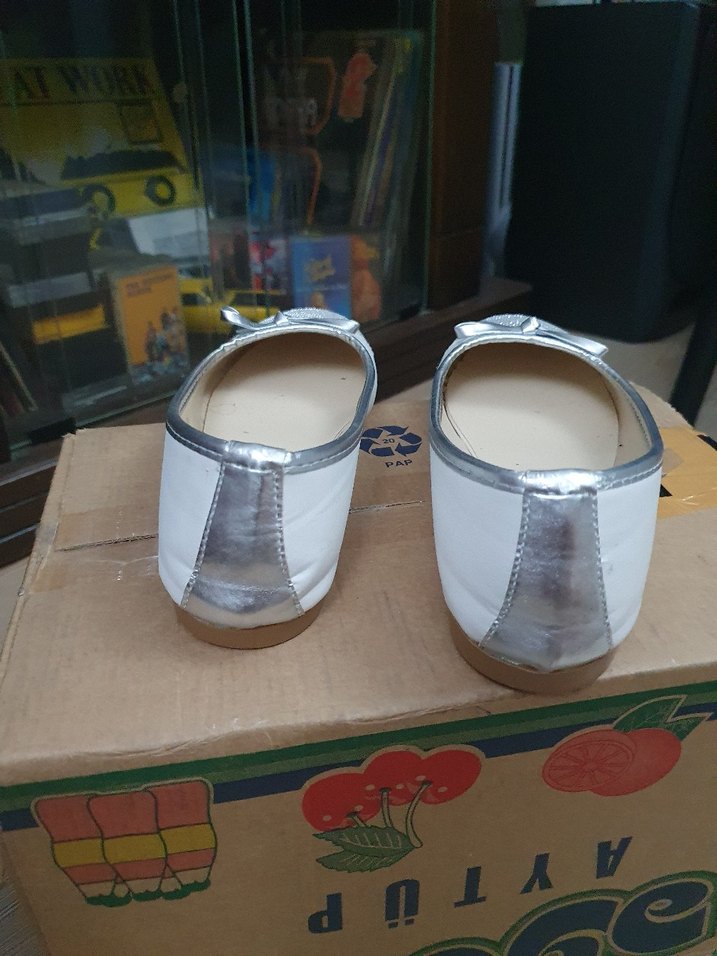 Gri Parlak Uçlu Beyaz Fiyonklu Babet - Görsel 5