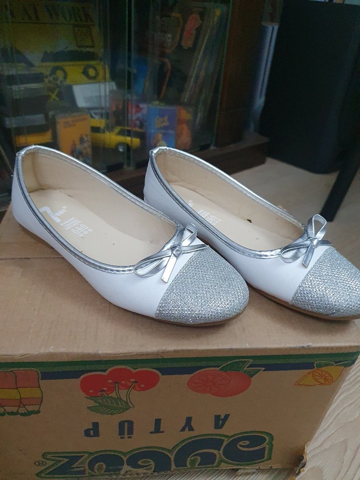 Gri Parlak Uçlu Beyaz Fiyonklu Babet - Görsel 4