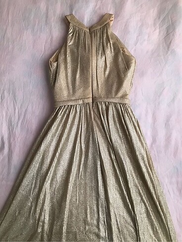 Abiye elbise ışıltılı kumaşa sahiptir. - Görsel 2