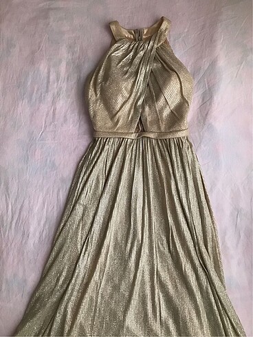 Abiye elbise ışıltılı kumaşa sahiptir. - Görsel 4