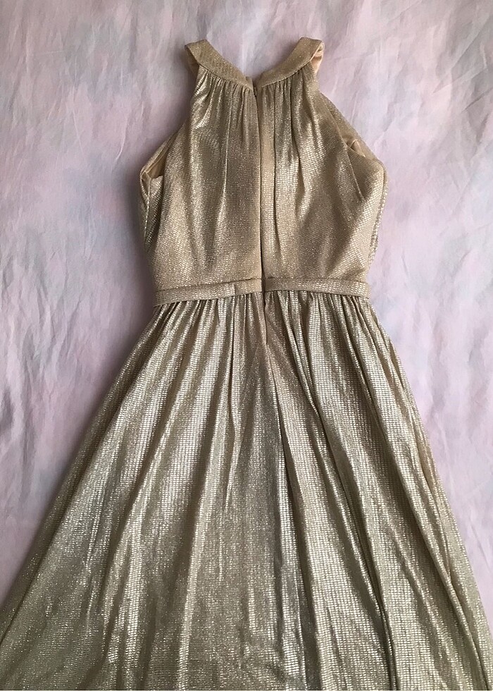 Abiye elbise ışıltılı kumaşa sahiptir. - Görsel 2