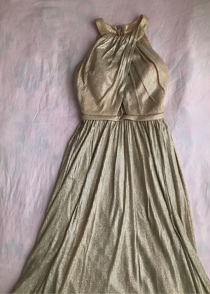 Abiye elbise ışıltılı kumaşa sahiptir. - Görsel 4