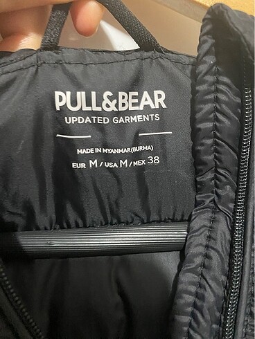 m Beden siyah Renk Pull and bear hafif şişme mont