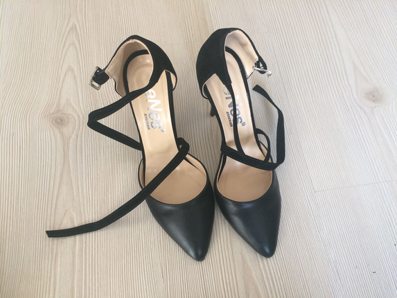 Çapraz şeritli siyah stiletto