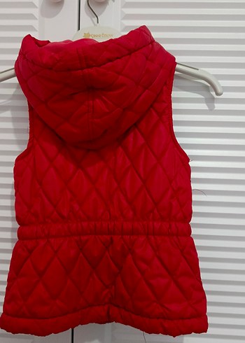 Kız Çocuk Kırmızı Kapüşonlu Düğmeli Yelek - Görsel 2