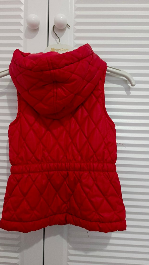 Kız Çocuk Kırmızı Kapüşonlu Düğmeli Yelek - Görsel 2