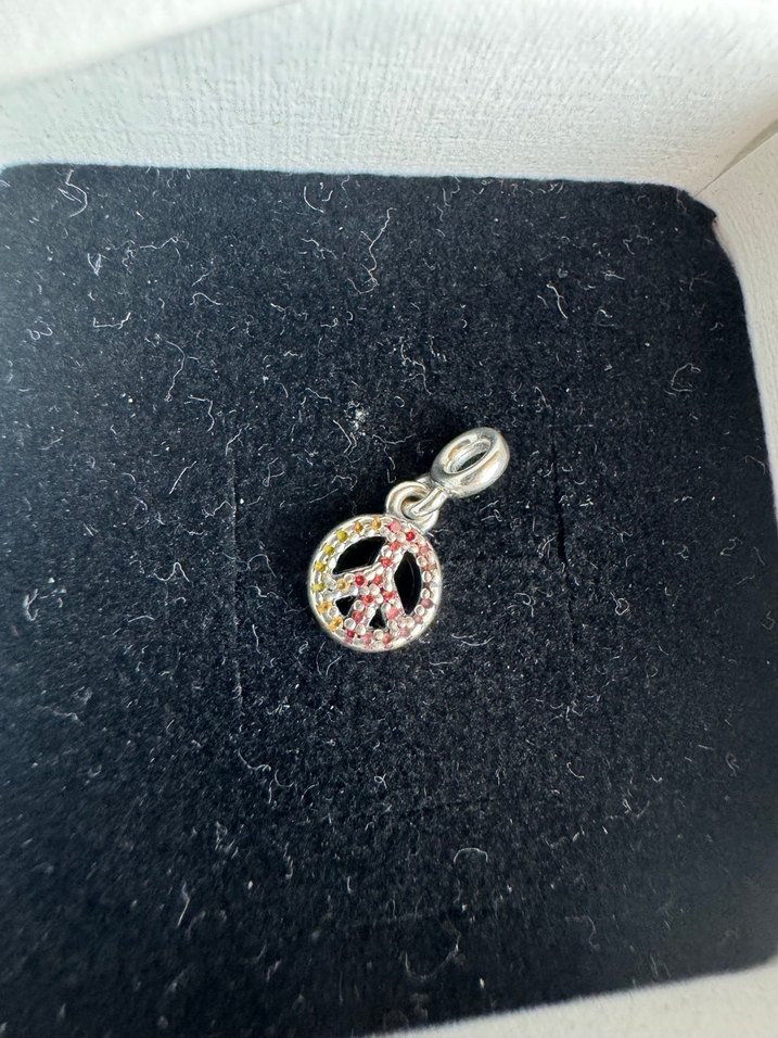 Pandora Me Barış İşareti mini sallantılı charm - Görsel 3