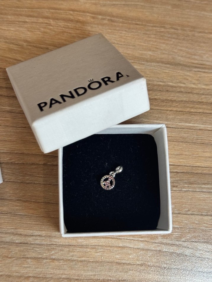 Pandora Me Barış İşareti mini sallantılı charm - Görsel 4