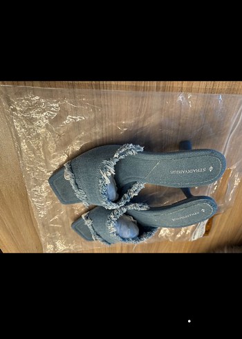 Stradivarius kot denim kısa topuklu terlik - Görsel 5